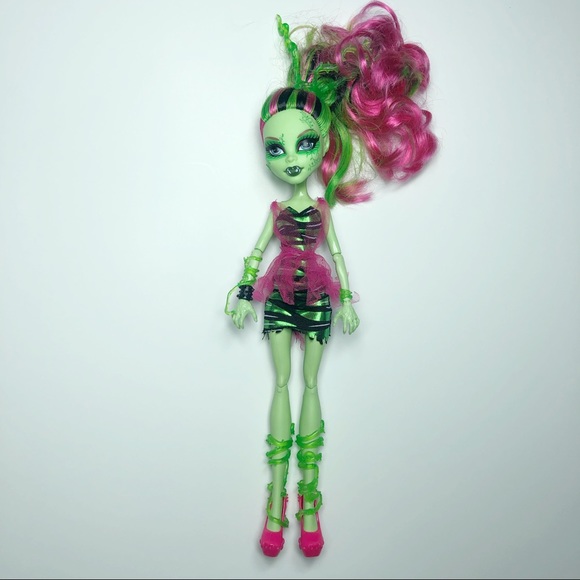 Monster High Doll Venus McFlytrap Zombie Shake